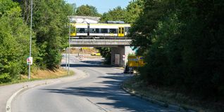 Da im Bereich der Friedrich-Gerstlacher-Straße eine neue Eisenbahnüberführung gebaut wird, muss die Straße gesperrt werden.